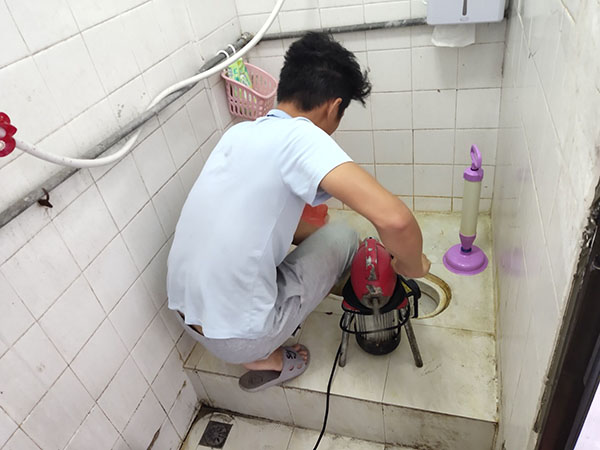 海南管道堵塞冒臭气 专业师傅现场解决问题